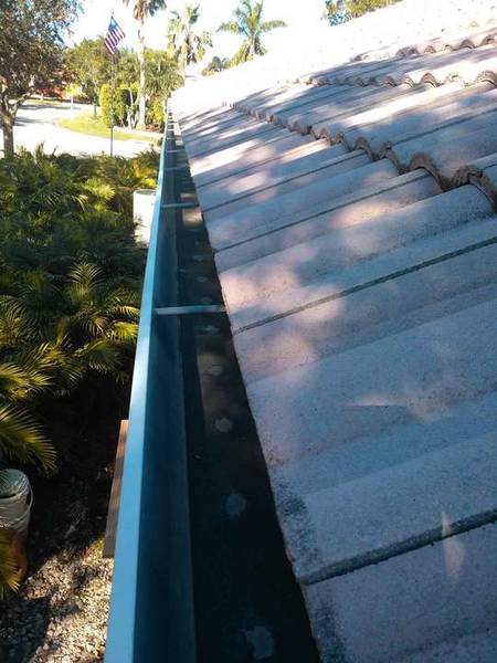 Gutter Cleaning in Coral Springs, FL (1)